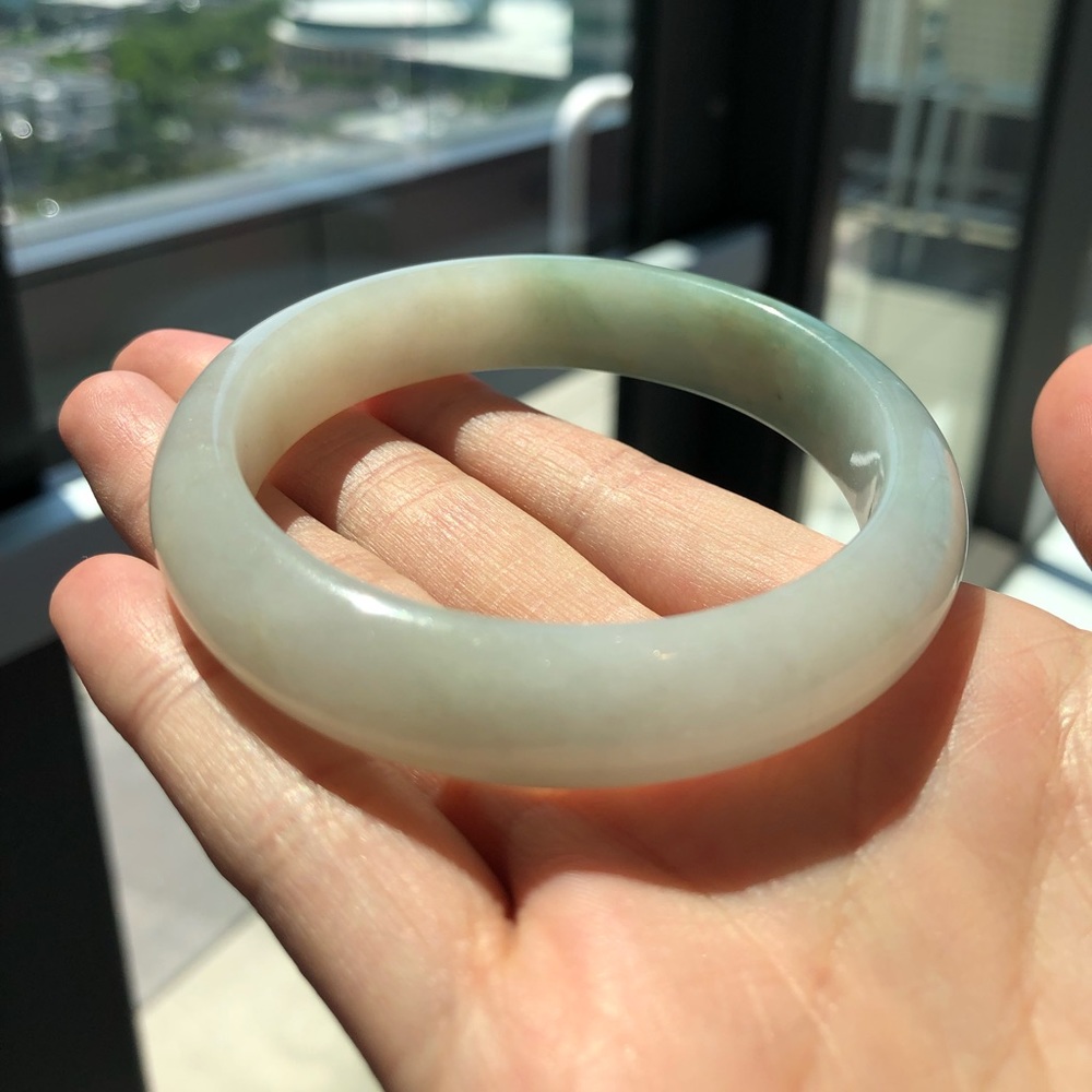 Jadeite jade bangle - Picture 3 of 7
